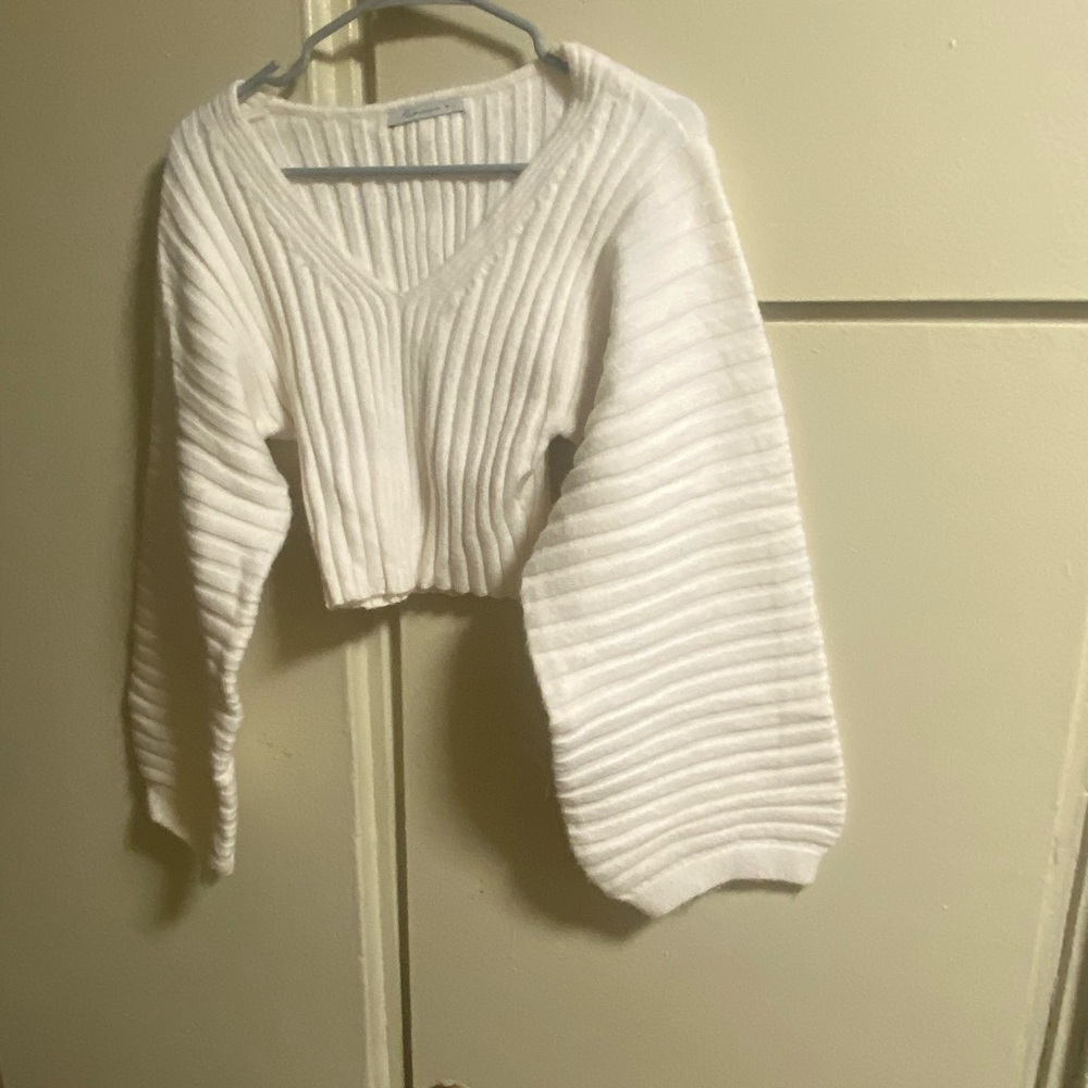 Chic White V-Neck Ribbed Sweater